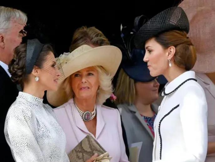 耿耿于怀！据悉，卡米拉一直对2019年被凯特和西班牙莱蒂齐亚王后忽略一事很在意，