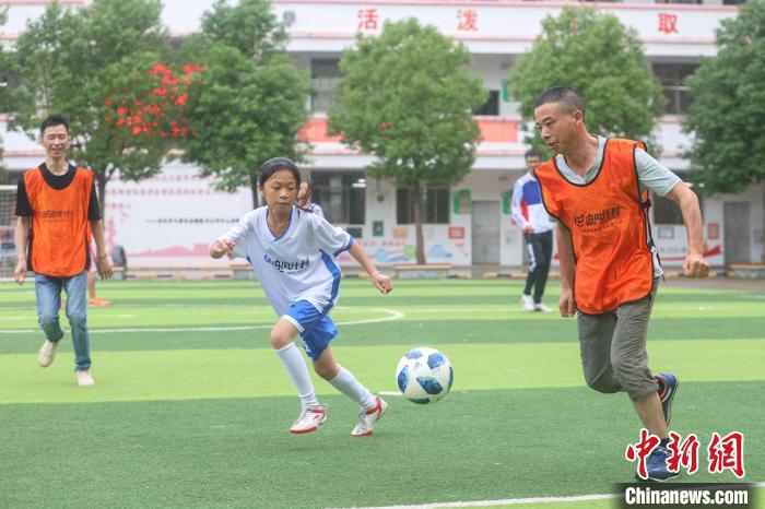 父亲节将至 赣南大山深处的女足小球员第一次和爸爸踢球(3)