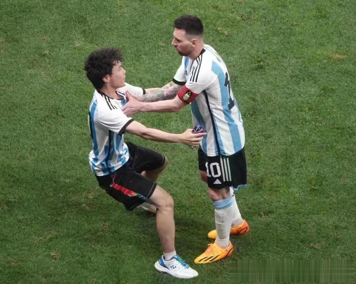 球迷狂追阿根廷球星梅西！保安为什么会大笑啊？[呲牙][呲牙][呲牙][呲牙](3)