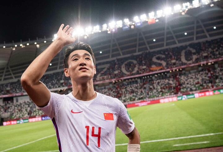差距！国足球员被批，日本22岁球员被豪门争抢，中国足球落后了(5)