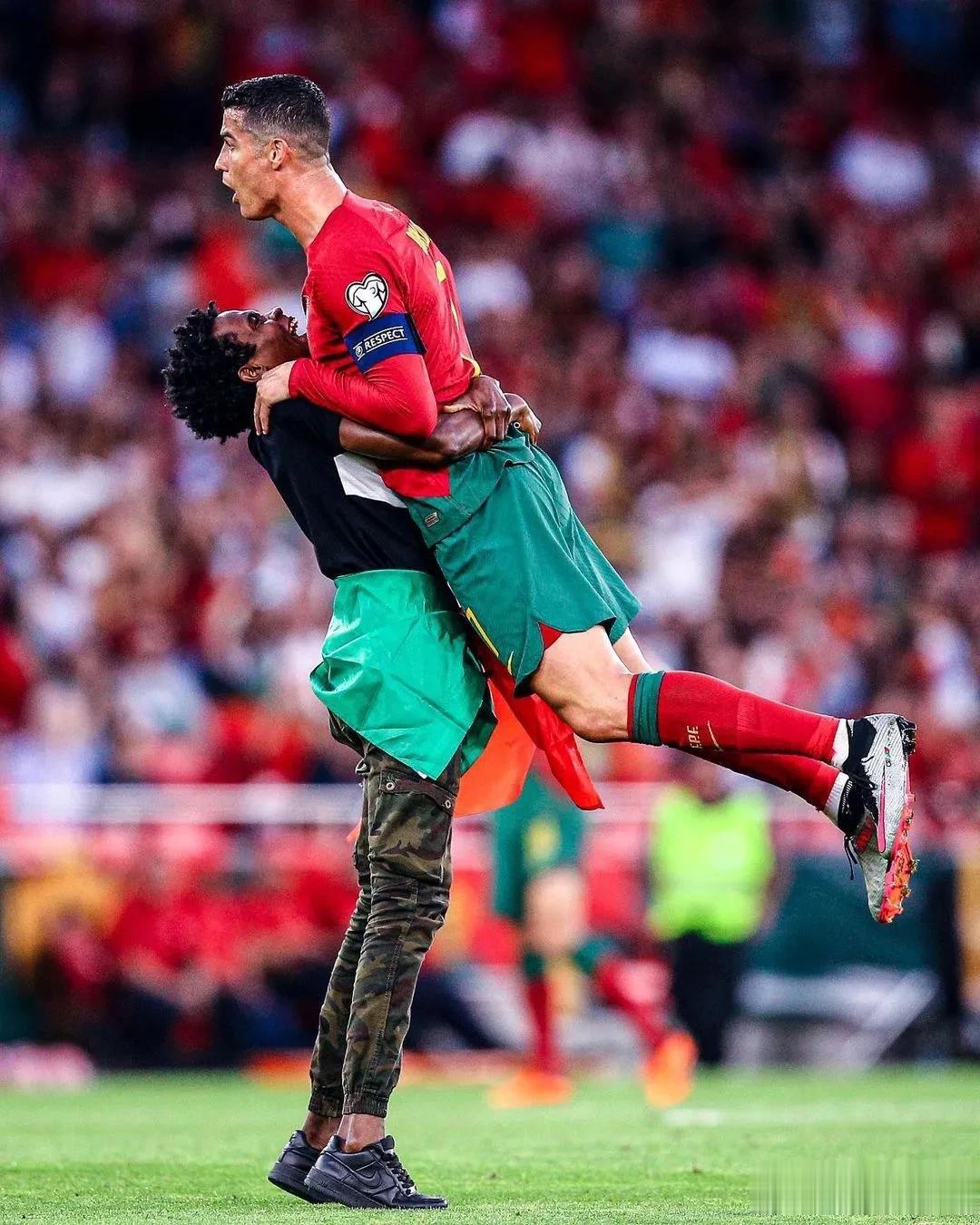图评丨球迷冲进场内拥抱偶像，似乎已经成为＂球王＂标配了！

面对波黑比赛，葡萄牙