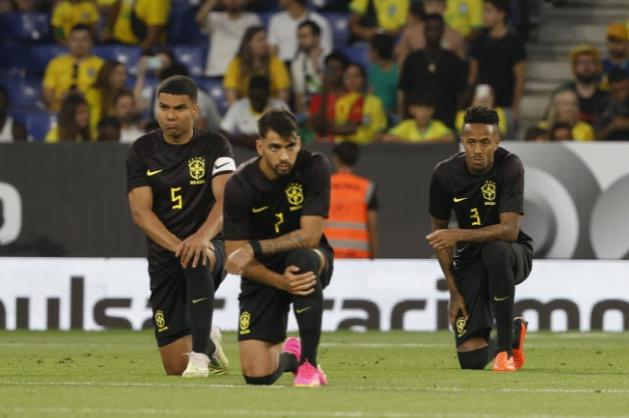 为什么巴西国家队穿黑色球衣而不是黄色(1)