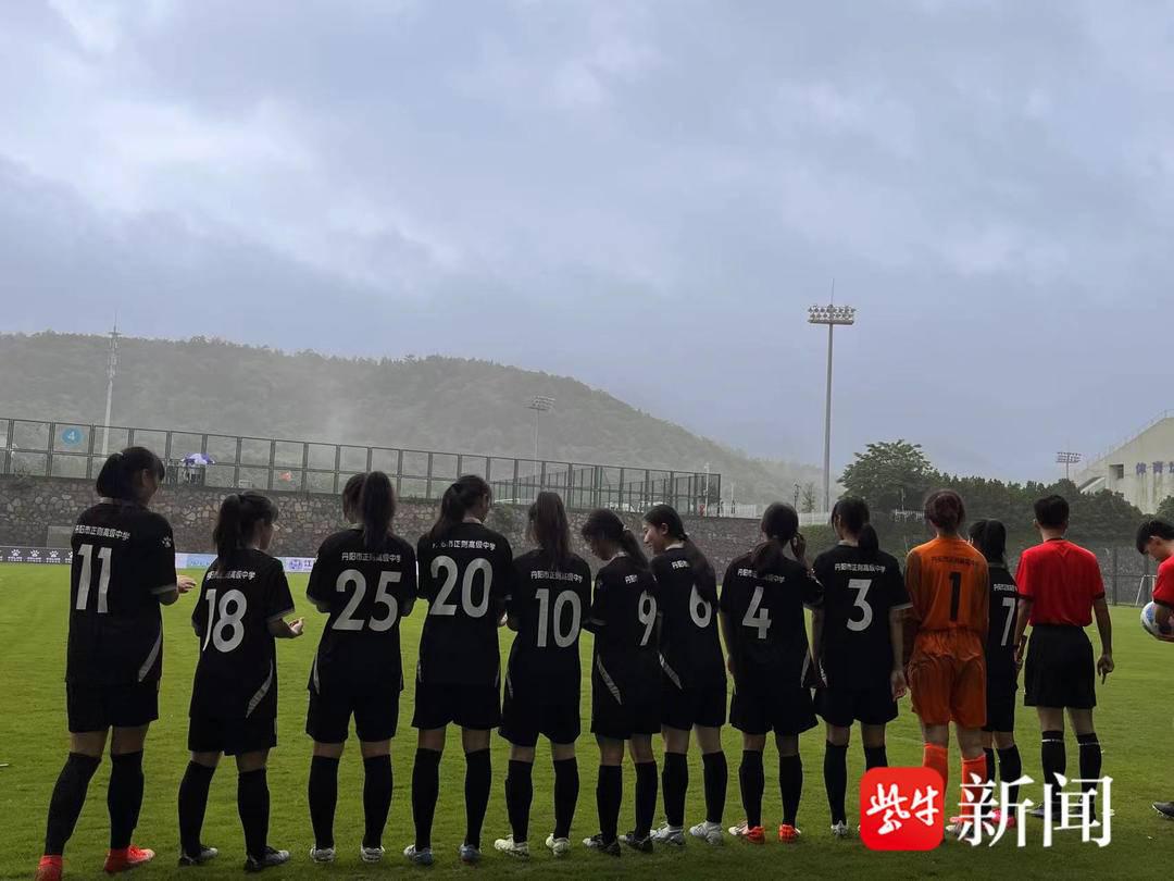 丹阳市正则高级中学女足队获省长杯冠军，双冠王诞生(2)