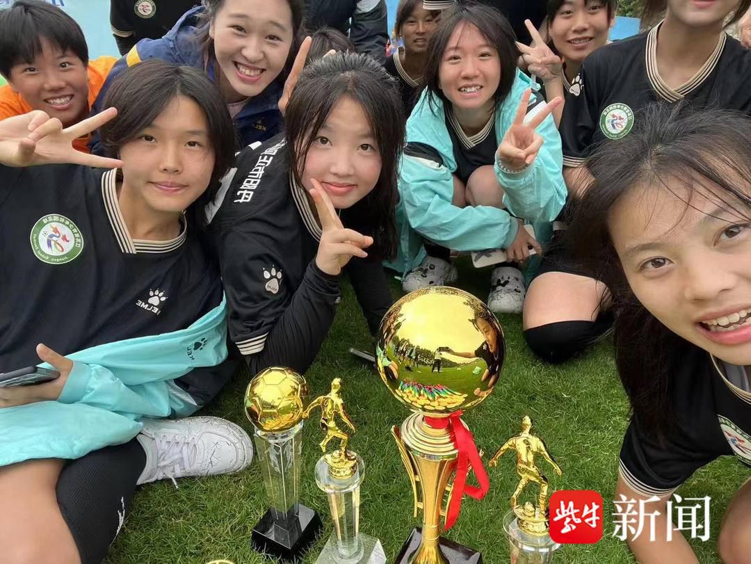 丹阳市正则高级中学女足队获省长杯冠军，双冠王诞生(4)