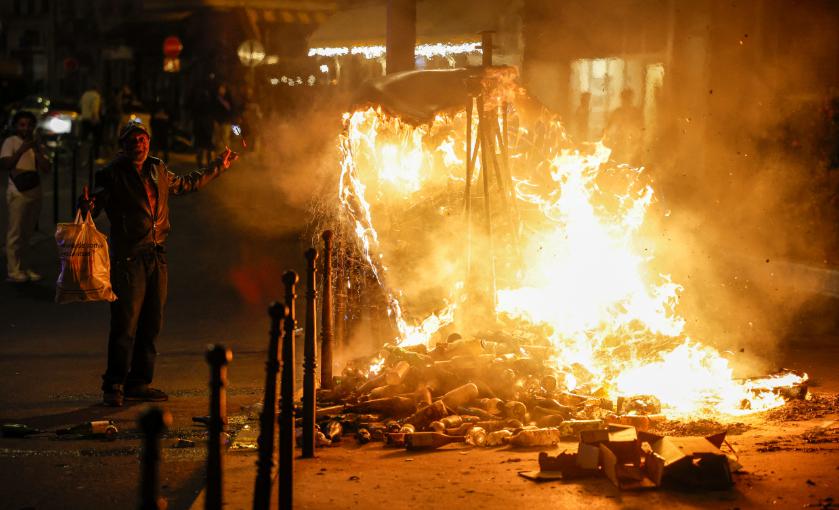 马克龙正在筹备奥运会，巴黎骚乱的大火，烧向了比赛场馆