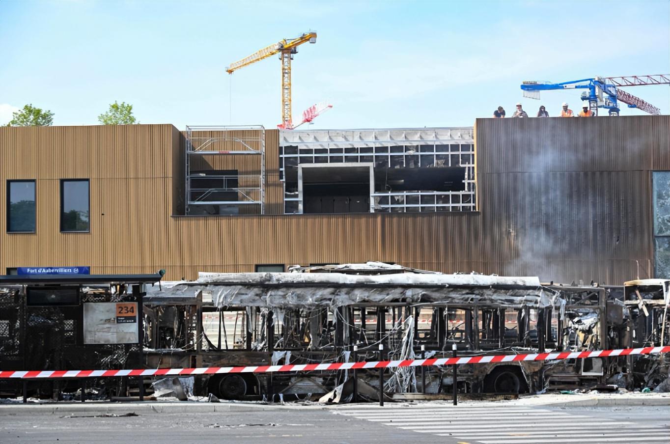 马克龙正在筹备奥运会，巴黎骚乱的大火，烧向了比赛场馆(3)