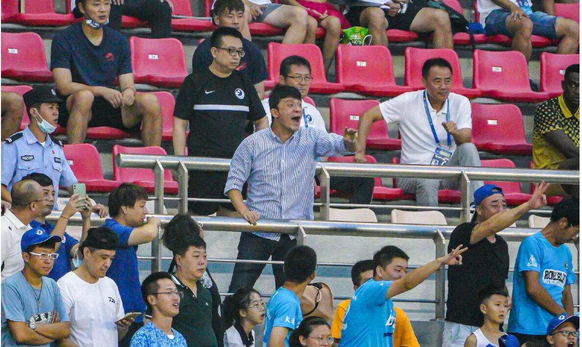 当谢晖站在上海这个球场，能够从老东家手里拿到一分，他可以自豪的离开，而且报了一箭(4)