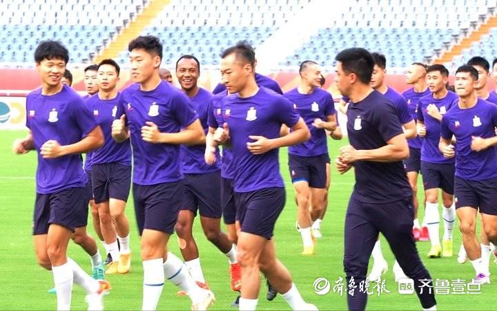 上海申花队到达济南热身，队伍防守很强大，泰山队需十分小心(2)