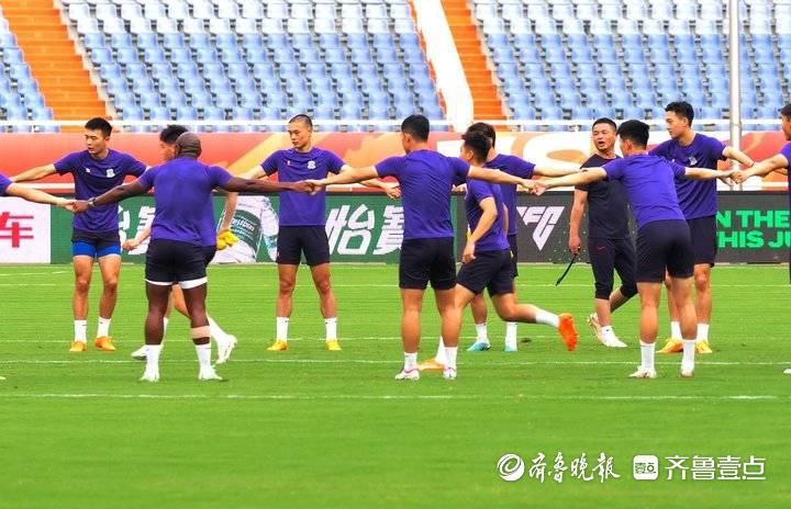 上海申花队到达济南热身，队伍防守很强大，泰山队需十分小心(3)
