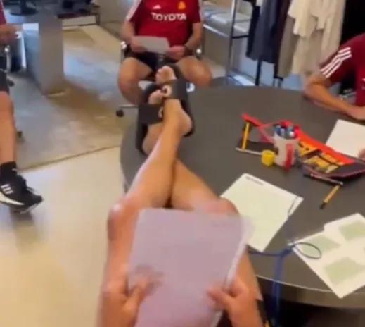 穆里尼奥昨天把脚放在桌子上的视频被广泛解读为：转会需要加快进度。[吐舌]

当然(1)