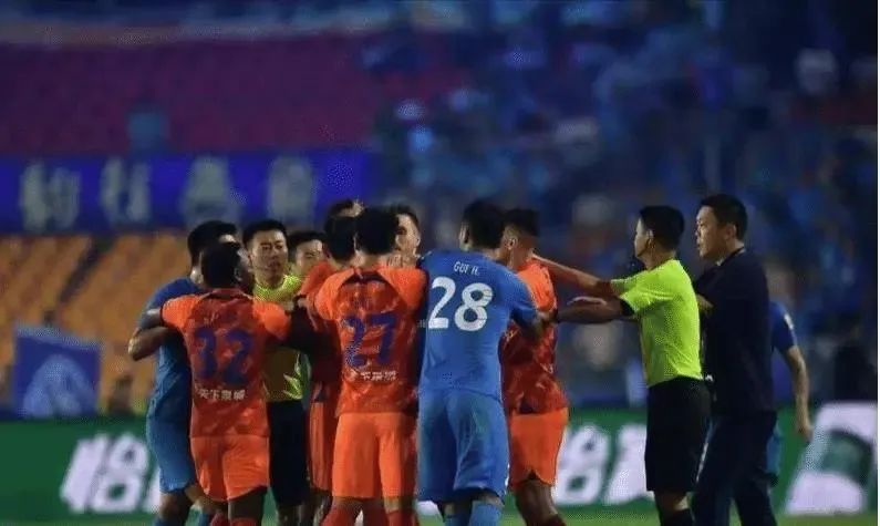 中超裁判争议频发，足协回应不力，泰山队成受害者！足球公平竞争岌岌可危。(2)