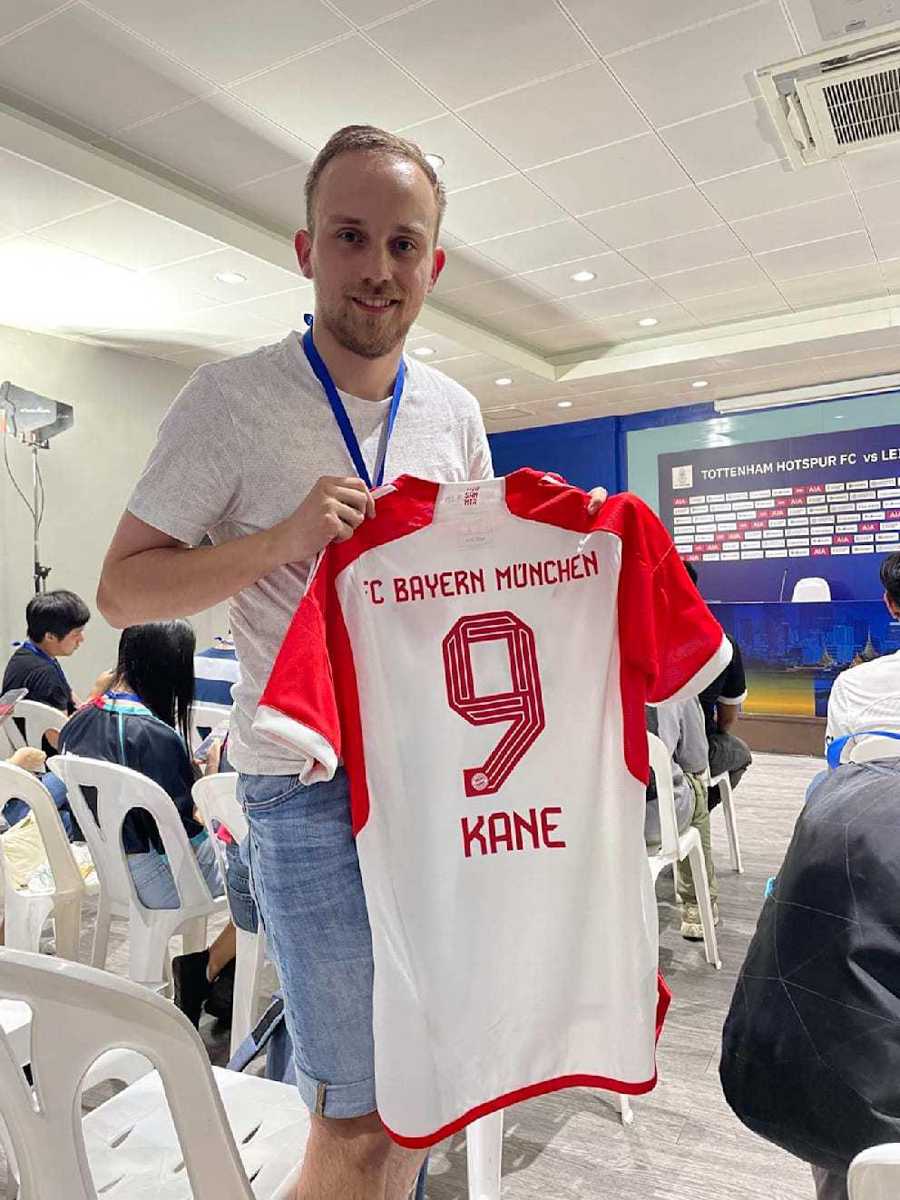 将印有凯恩名字的拜仁9号球衣带到热刺新闻发布会的记者是《图片报》记者Max-Sc