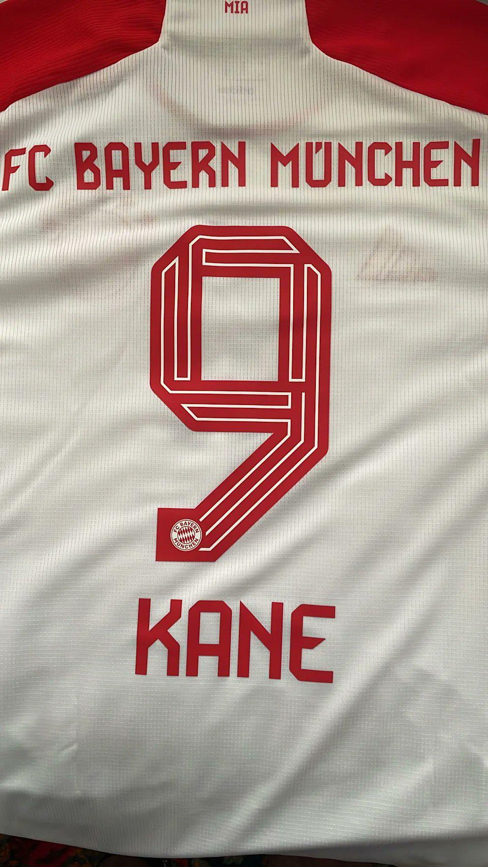 将印有凯恩名字的拜仁9号球衣带到热刺新闻发布会的记者是《图片报》记者Max-Sc(2)