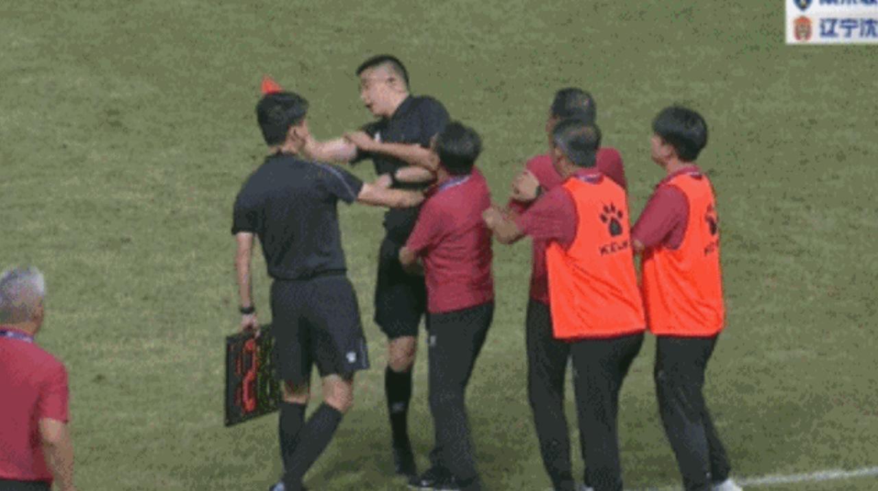 中国足球联赛又一次引发热议，主帅直接扇掏红牌的裁判巴掌，随后这名教练居然晕倒被送