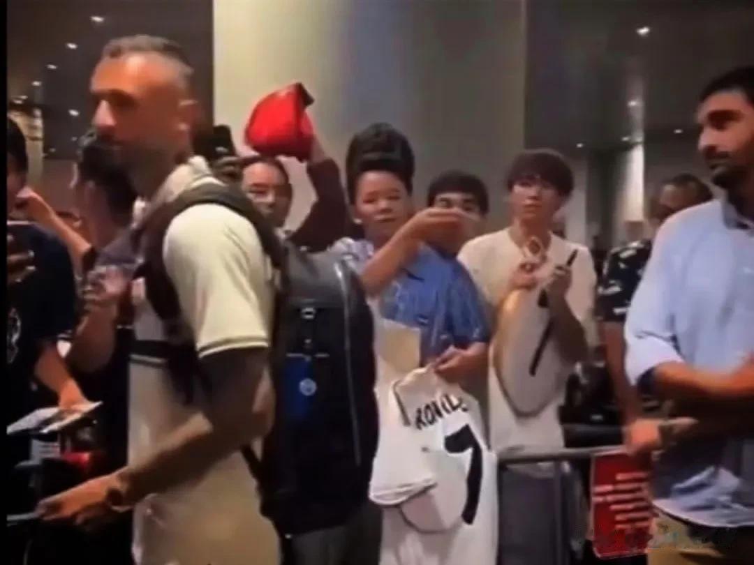 前国际米兰球员布罗佐维奇抵达日本为球迷签名，身上背的仍然是国际米兰标志的双肩包。