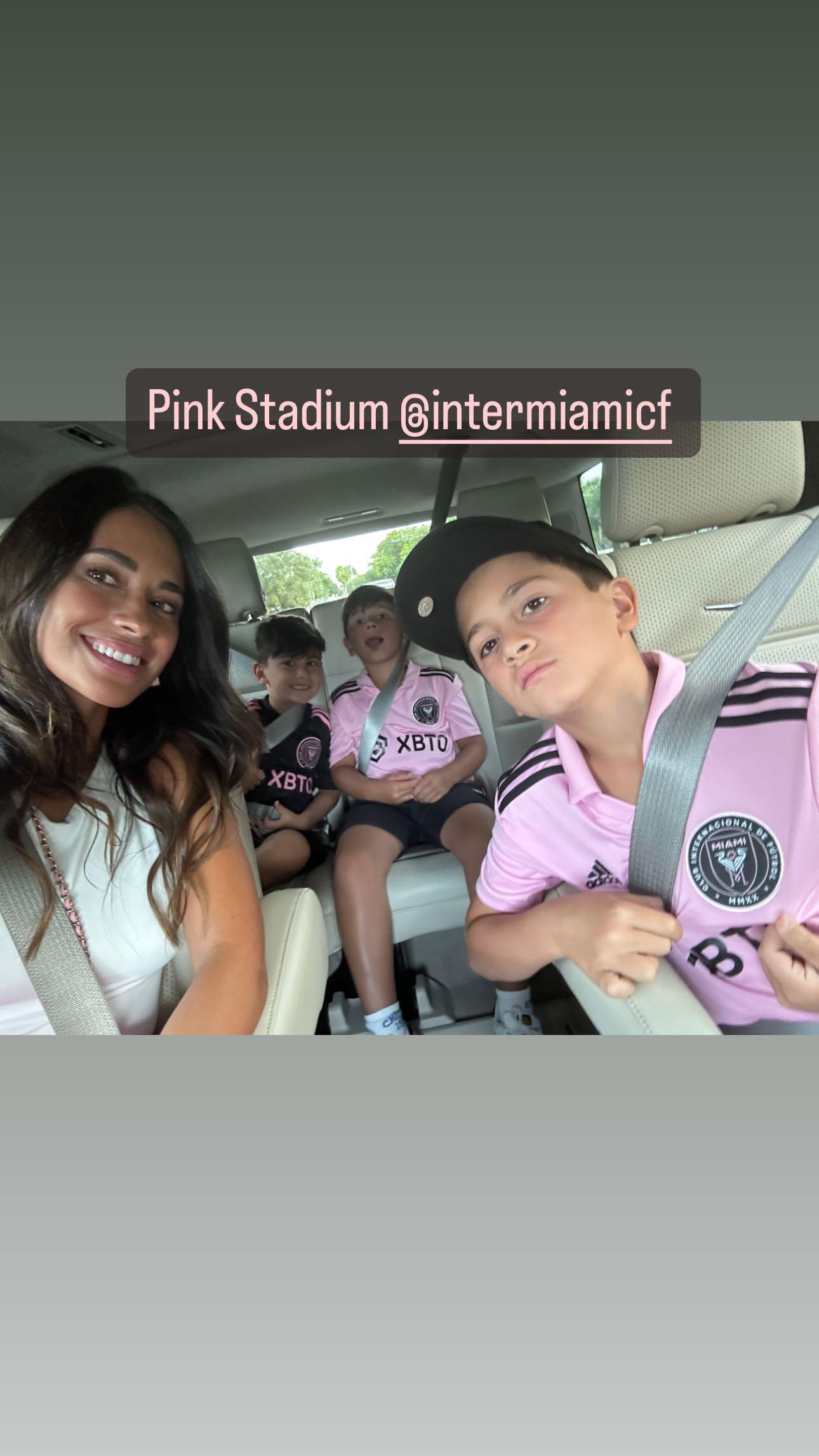 出门看球咯安东内拉带着三个孩子前往迈阿密国际主场观赛