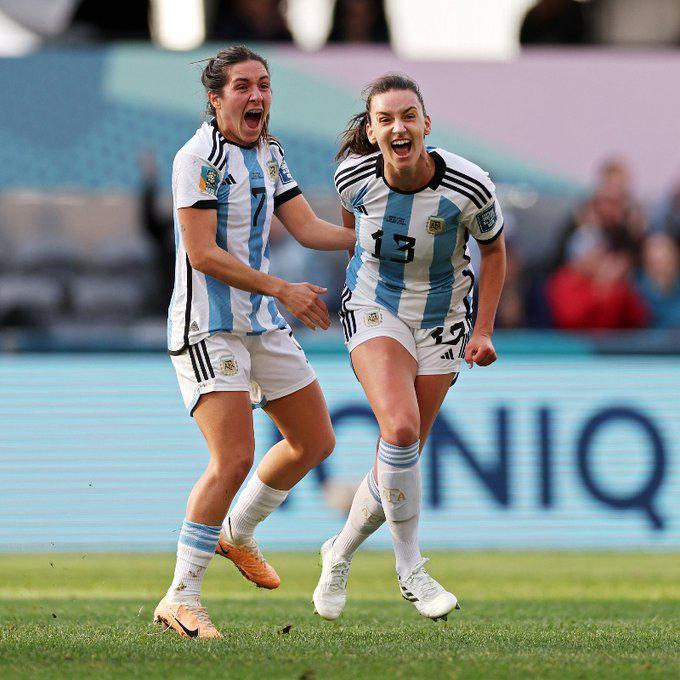 #阿根廷女足惊天世界波# 本届世界杯最佳进球？阿根廷女足边后卫布劳恩，打进一脚石