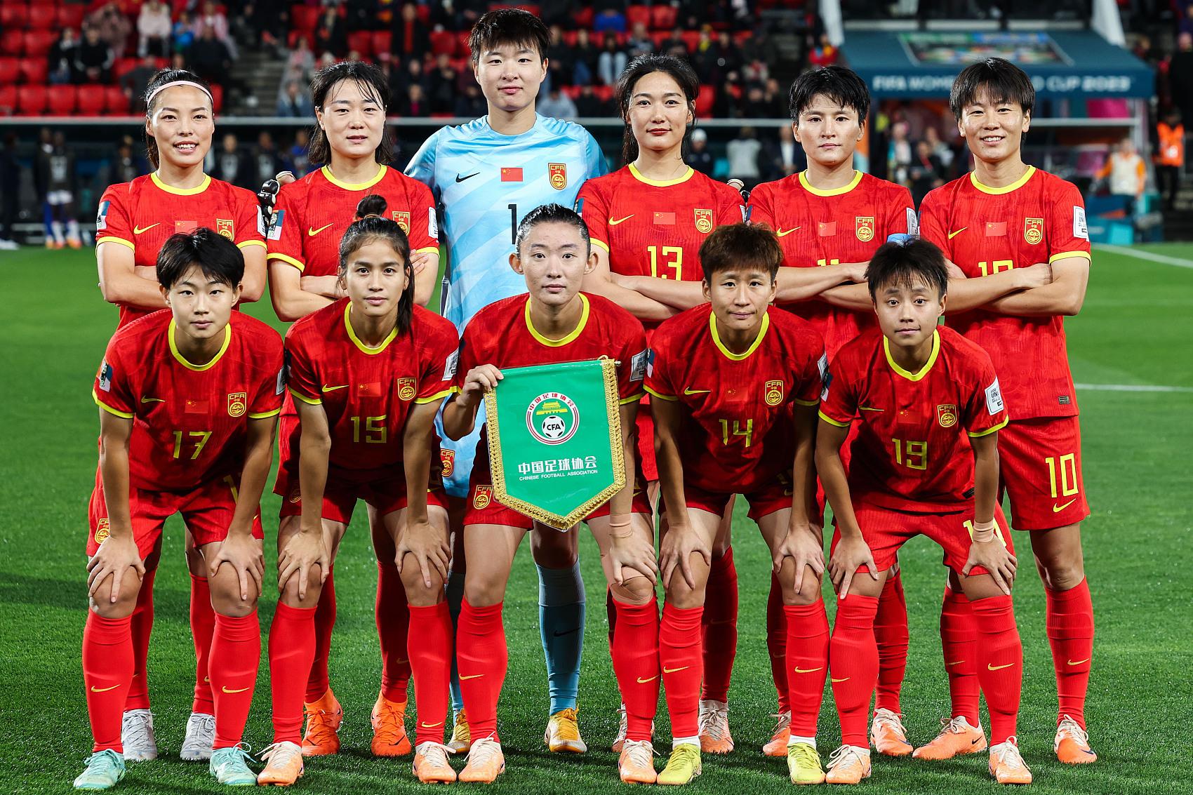 铿锵玫瑰，韧性十足！！[鲜花][加油]中国女足成为进入21世纪之后，第二支在女足(1)