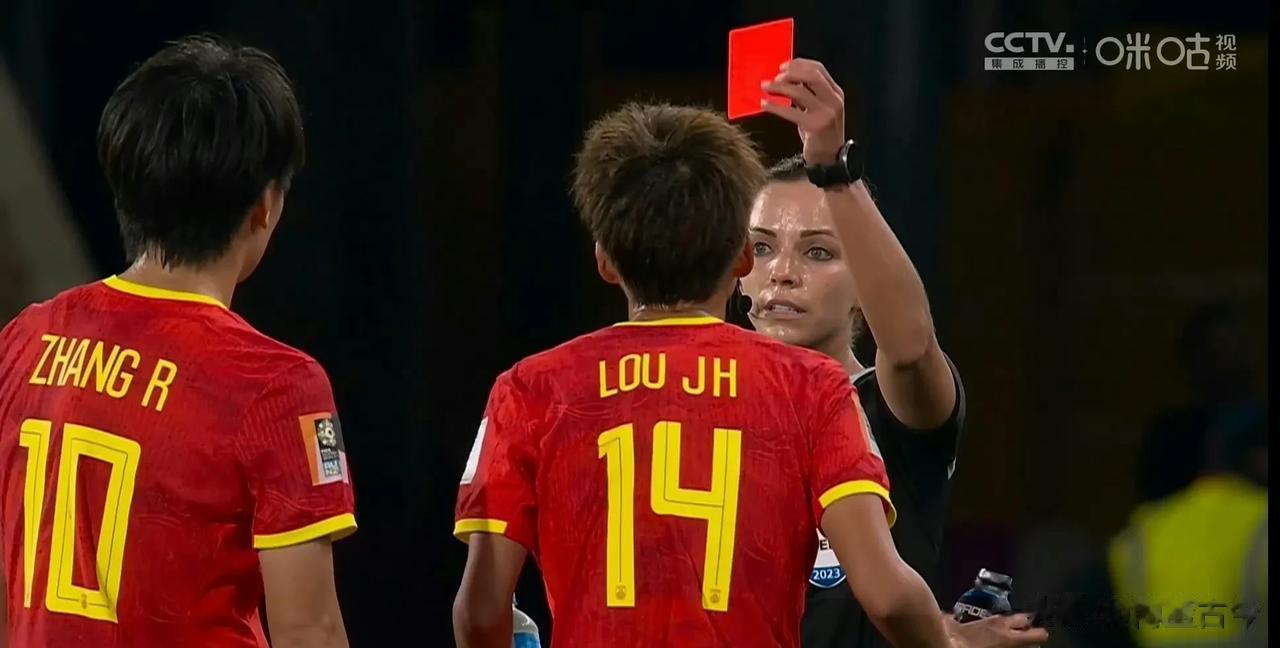 中国体育惊喜之夜，女足在28分钟被红牌罚下一人的情况下，最终1比0获胜，游泳世锦(4)