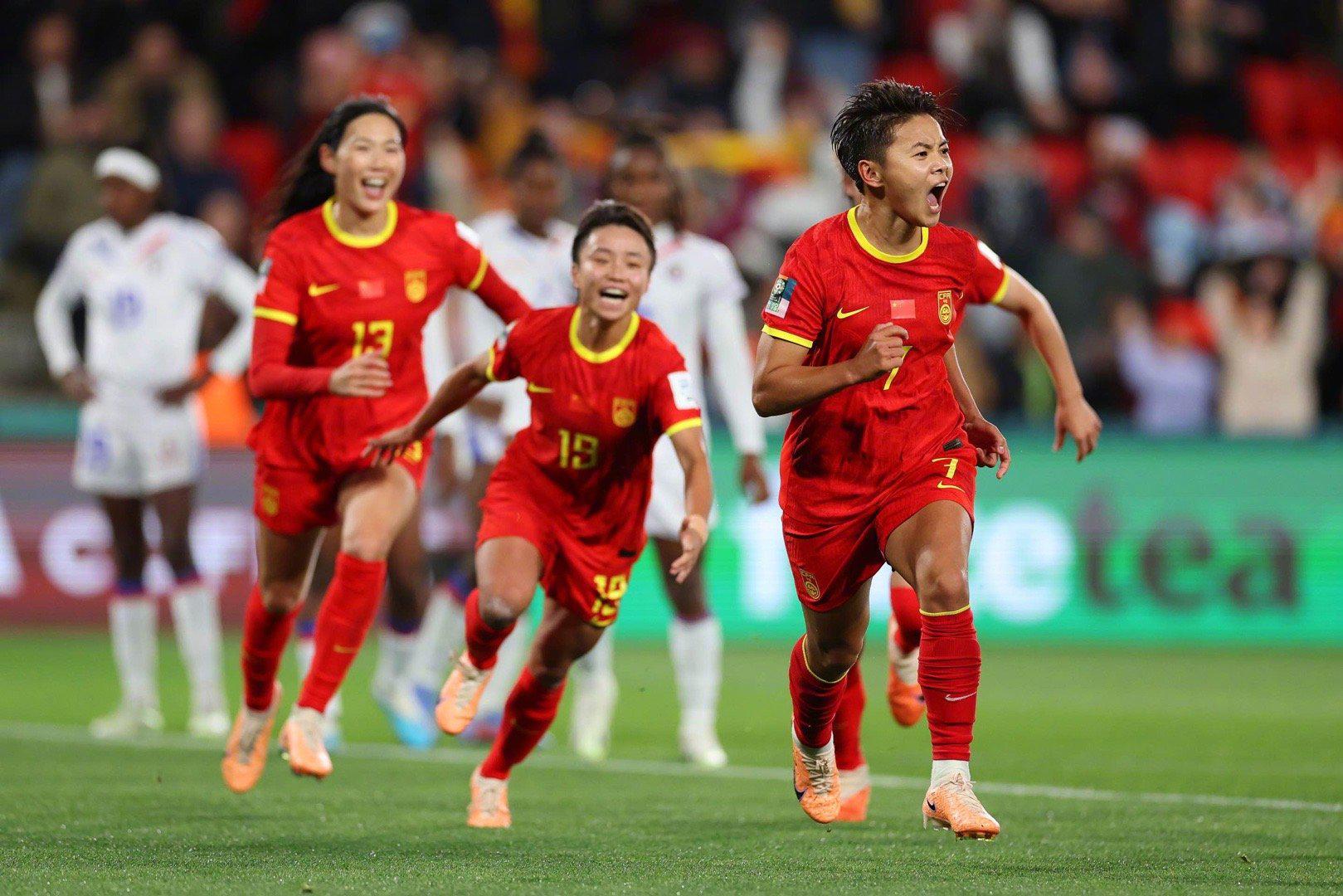 #王霜把乡村足球女孩带进世界杯赛场#1:0！！！我们赢了！！王霜破门点球真的太帅(7)