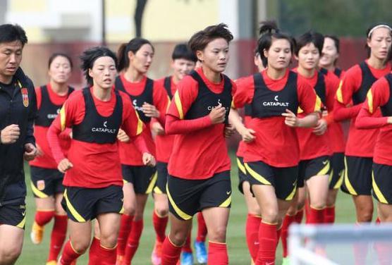 在一场备受关注的比赛中，中国女足展现了强大的实力和团队凝聚力(1)