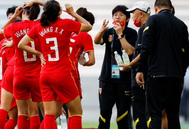 在一场备受关注的比赛中，中国女足展现了强大的实力和团队凝聚力(2)