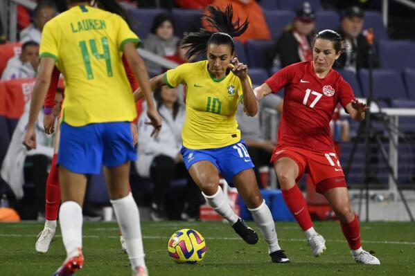 巴西女足传奇迎来世界杯舞台告别之战，感慨女足发展之路(4)