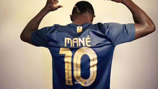 利雅得胜利官方宣布从拜仁签下马内，马内将身披10号球衣。

根据此前媒体消息，马(1)