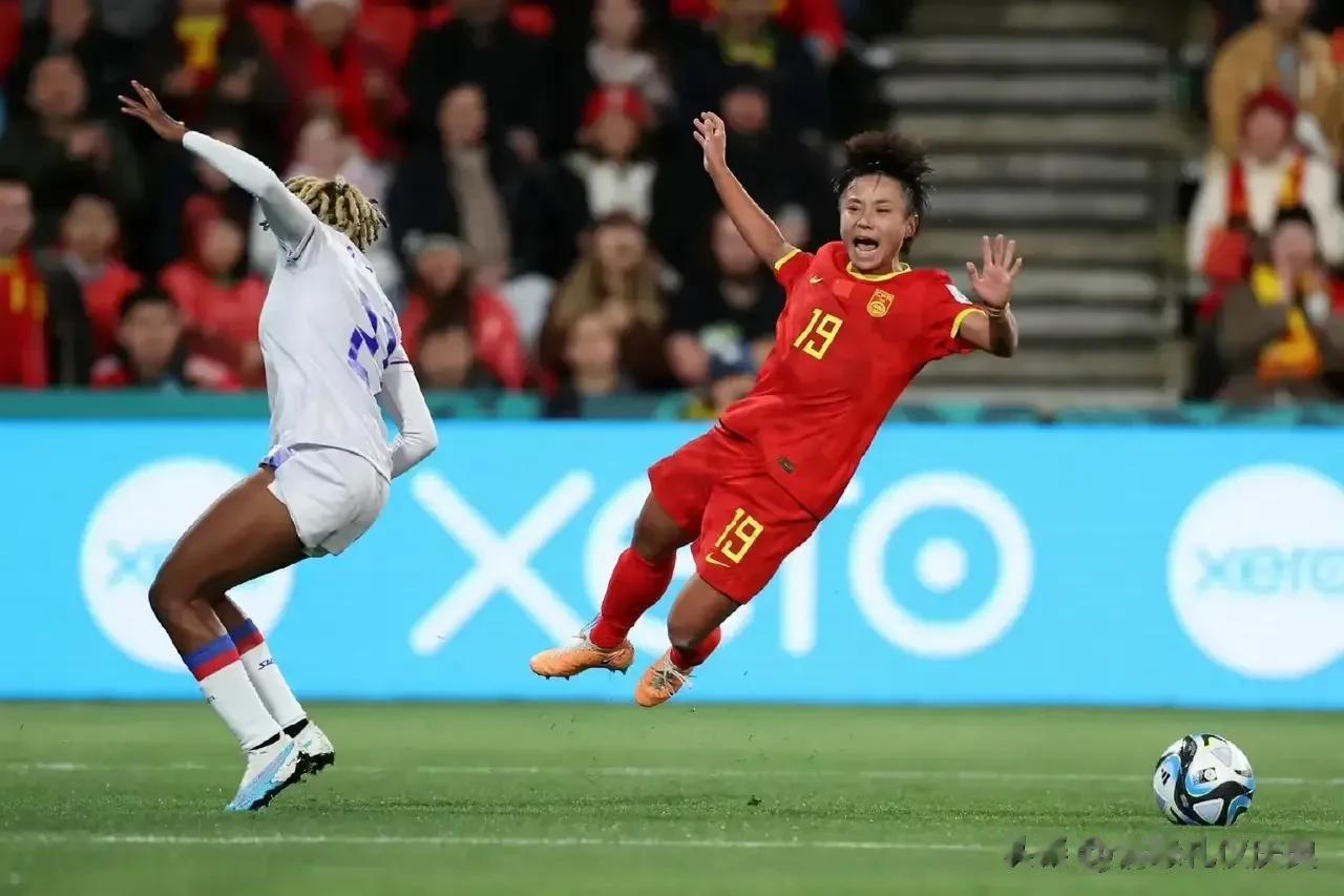 中国女足世界杯上被英格兰打的丢盔卸甲，铿锵玫瑰就此凋零，多少年来，从孙雯那一批球