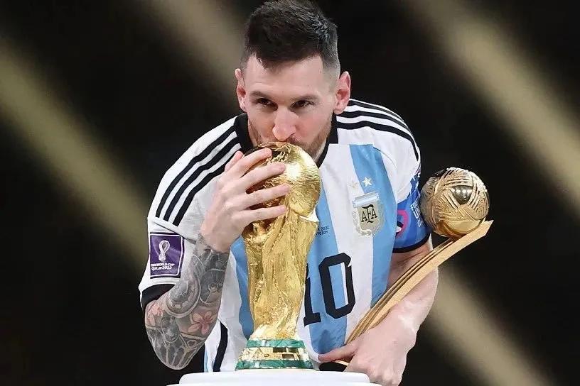 梅西

2022年世界杯，阿根廷夺冠后，梅西亲吻大力神杯的照片，被评为2023(1)
