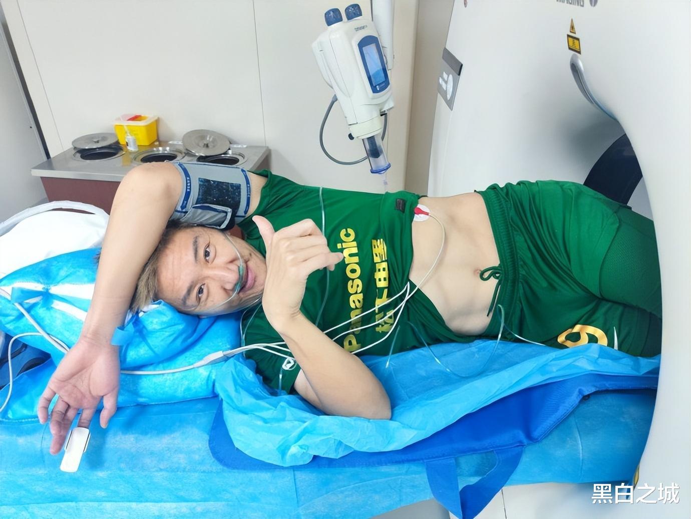 可惜！中国男足33岁名将惨遭骨折，被救护车拉走，面临赛季报销