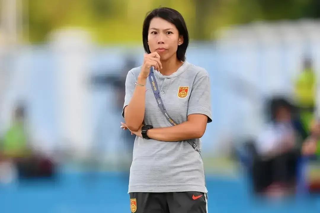 陈婉婷，作为中国足球界的杰出人物，深受球迷的喜爱和尊敬。她以其出色的教练才能和培(2)