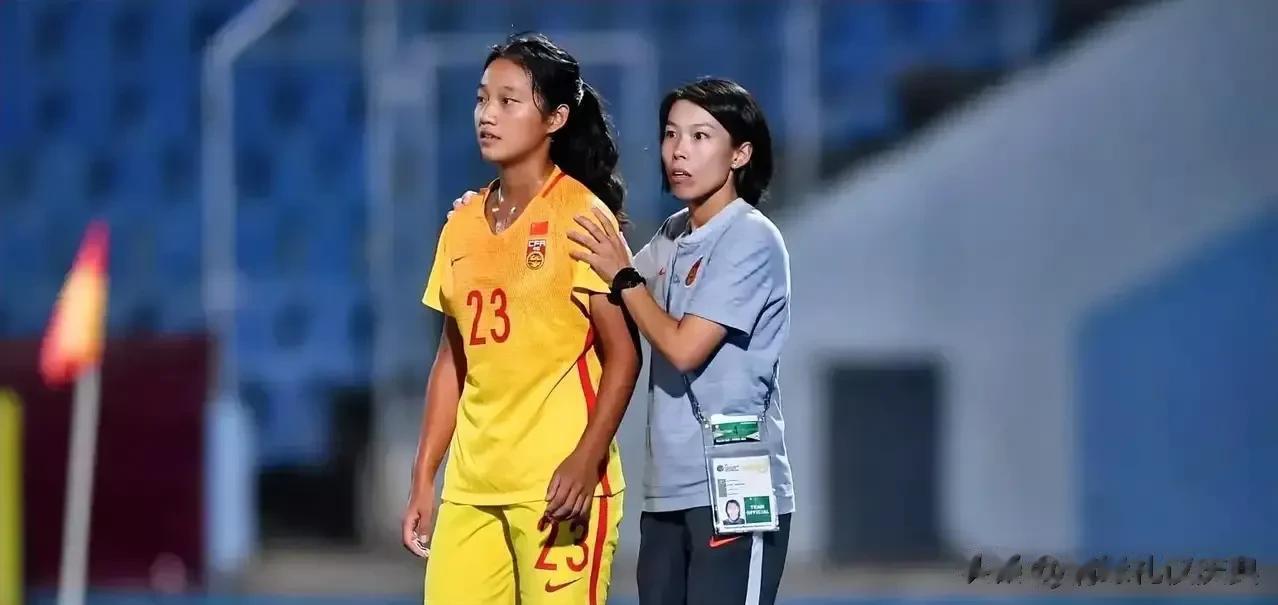 陈婉婷，作为中国足球界的杰出人物，深受球迷的喜爱和尊敬。她以其出色的教练才能和培(3)