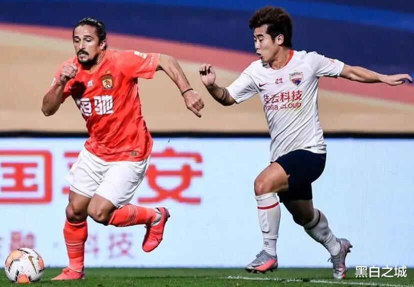 好消息！中国男足35岁传奇即将复出：放弃退役计划，有望踢世预赛(2)