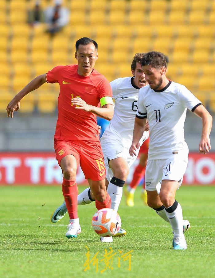 国足正式备战与马来西亚的热身赛，吴曦李可有望组成“新双核”