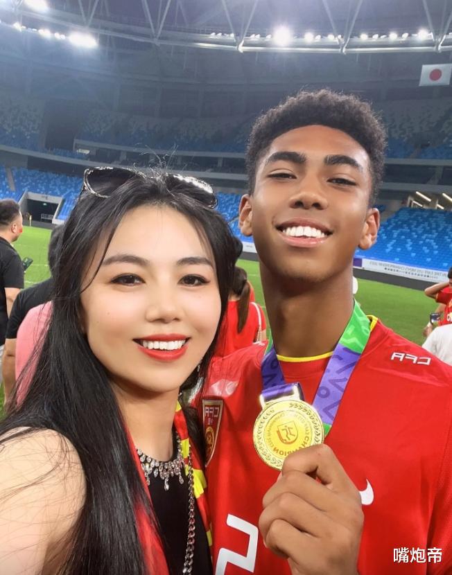 中国足球脚踩日本4-2夺冠！混血队长的美女母亲发文，为儿子骄傲