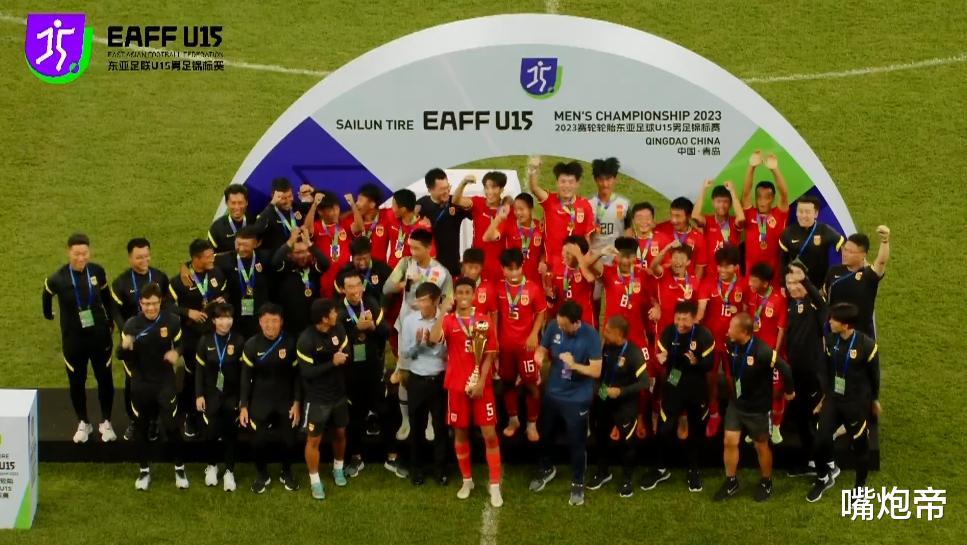 中国足球脚踩日本4-2夺冠！混血队长的美女母亲发文，为儿子骄傲(2)