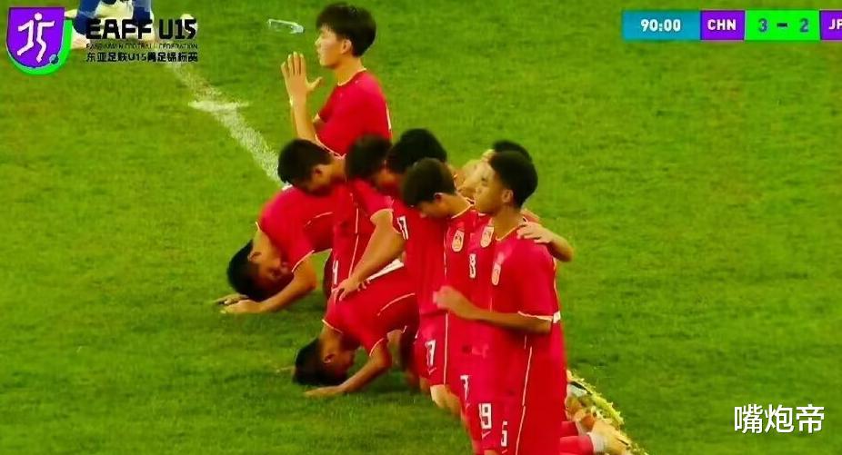 中国足球脚踩日本4-2夺冠！混血队长的美女母亲发文，为儿子骄傲(5)
