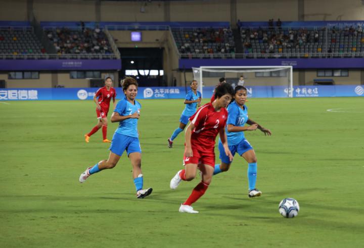 球迷嗨爆全场,朝鲜女足7:0大胜新加坡队(1)