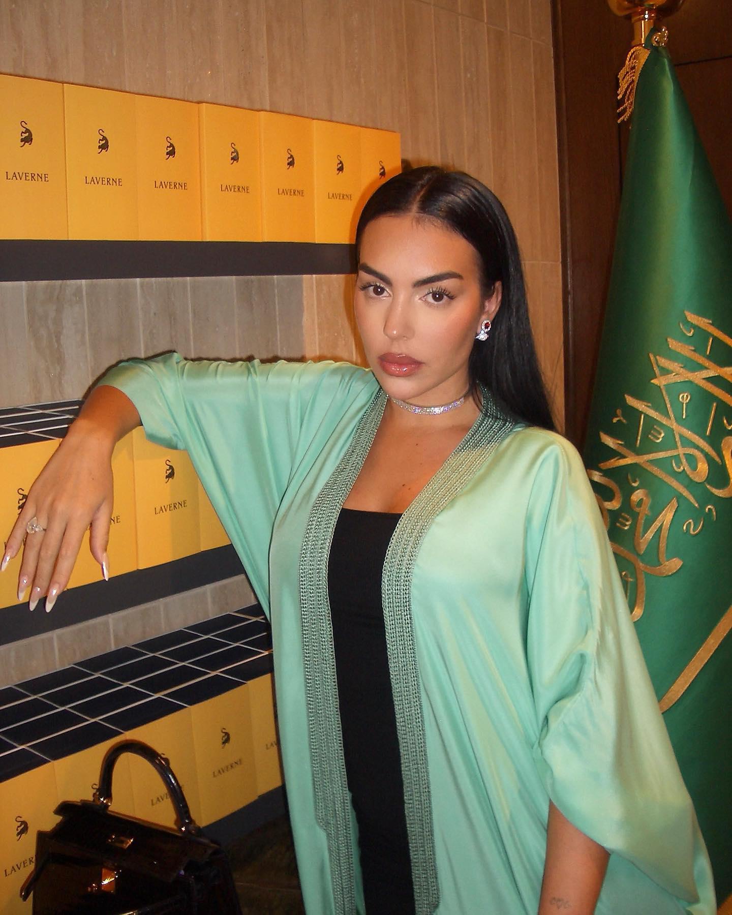 C罗女友在沙特美成中东贵妇！穿薄荷绿开衫风情万种，就知道炫富(1)