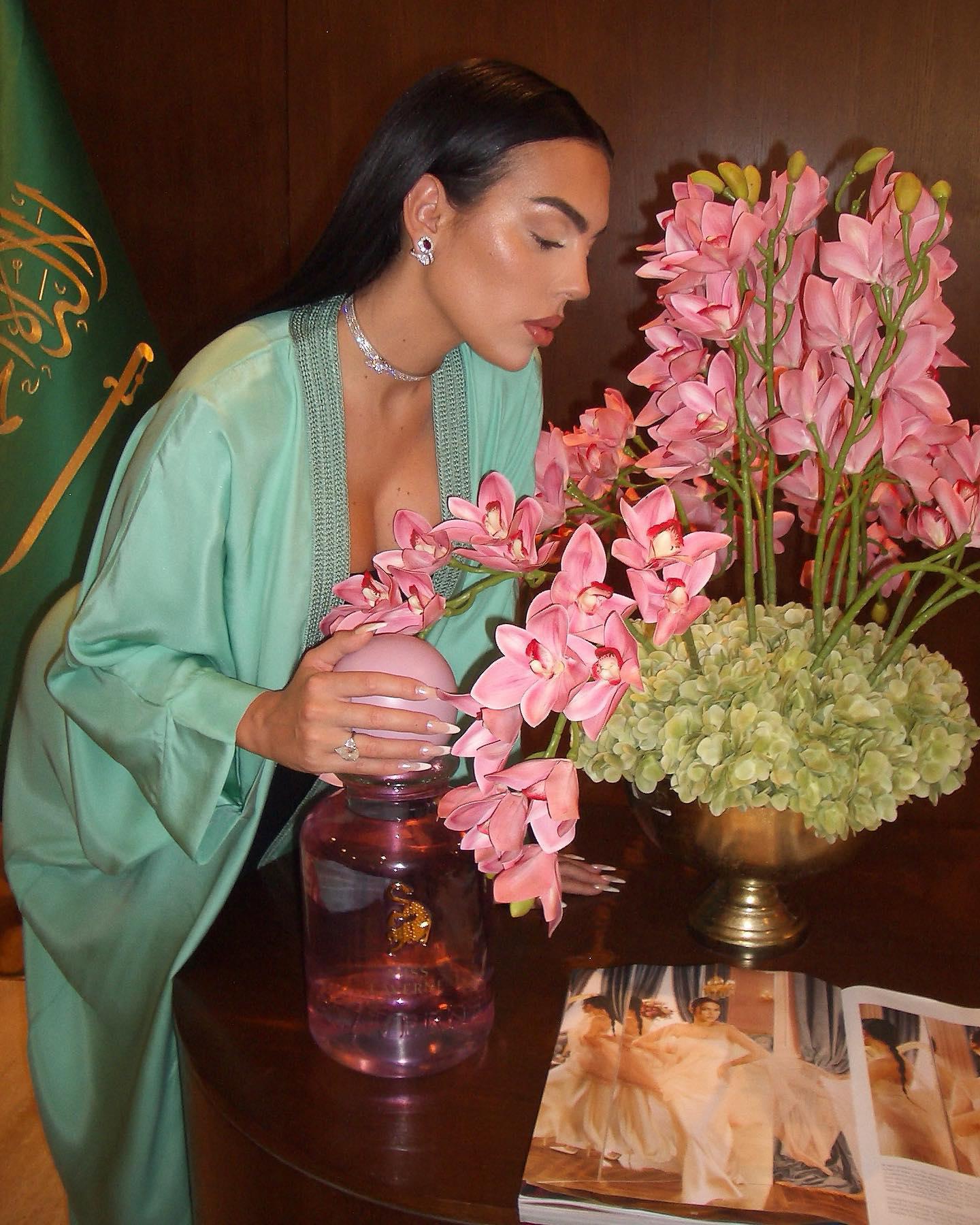 C罗女友在沙特美成中东贵妇！穿薄荷绿开衫风情万种，就知道炫富(2)
