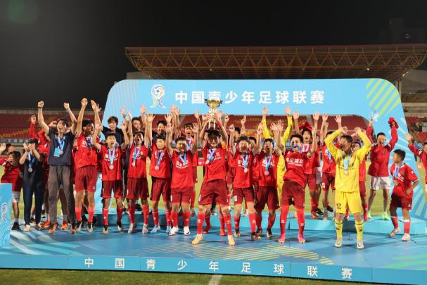 嘉定汇龙青训总监：中国青训需要改革，建议孩子们早早开始足球训(1)