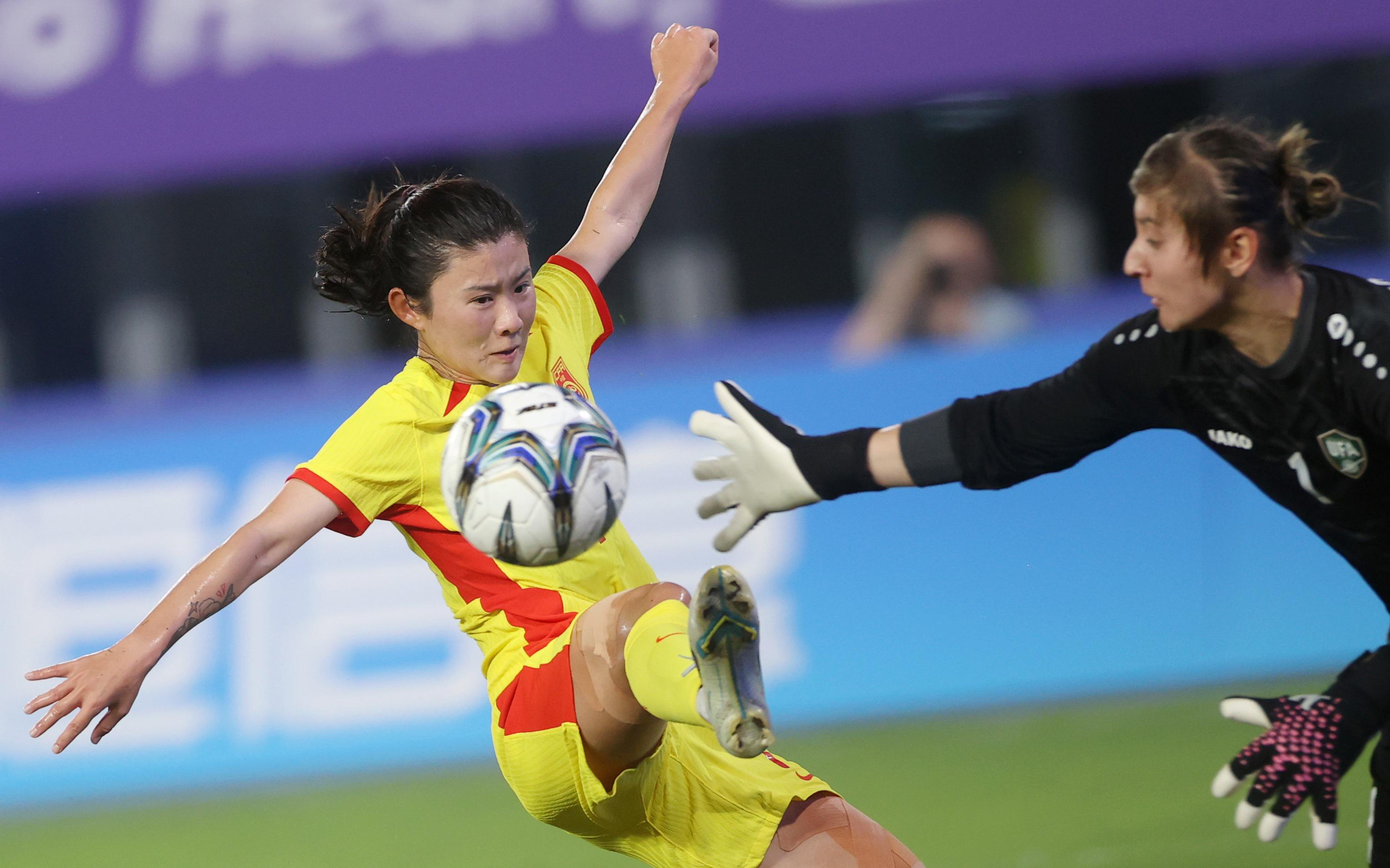 中国女足两场小组赛进22球，水庆霞希望队员放开手脚战泰国