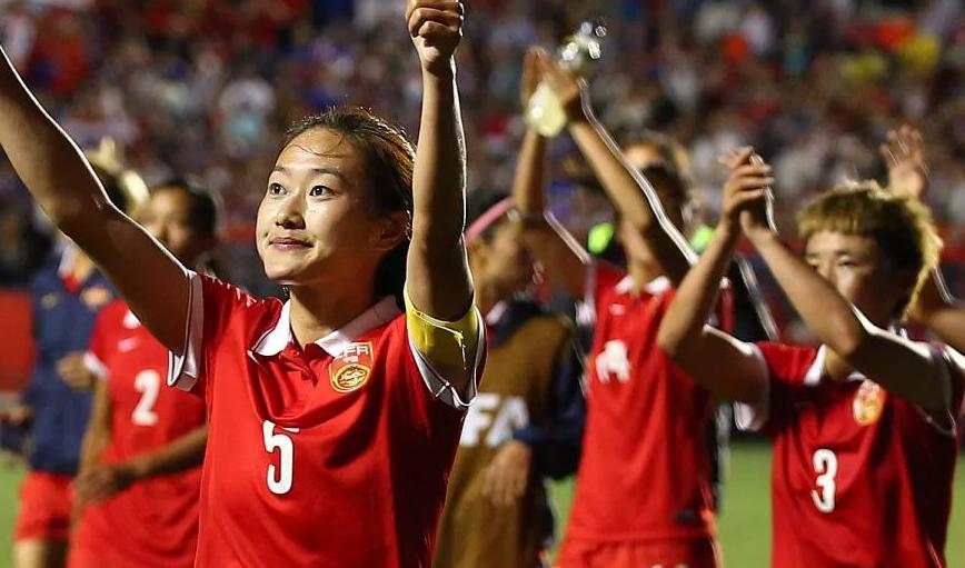 中国女足就展现出坚韧和毅力，她们在场上展开了激烈的争夺(1)
