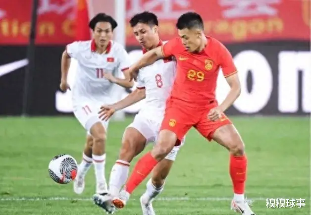 国足2：0越南二队，控球率37%体现差距，扬科维奇两个重大失误(2)