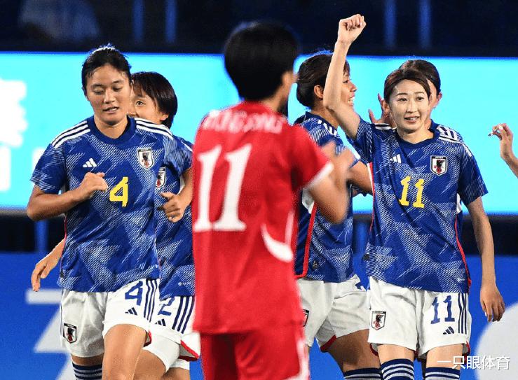 朝鲜女足回国受到嘉奖！击败韩国比拿金牌更荣耀，全队都是英雄(2)