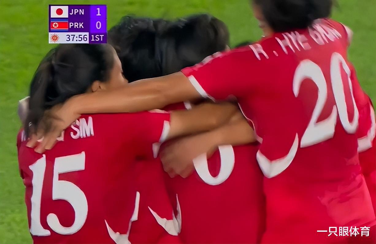 朝鲜女足回国受到嘉奖！击败韩国比拿金牌更荣耀，全队都是英雄(4)