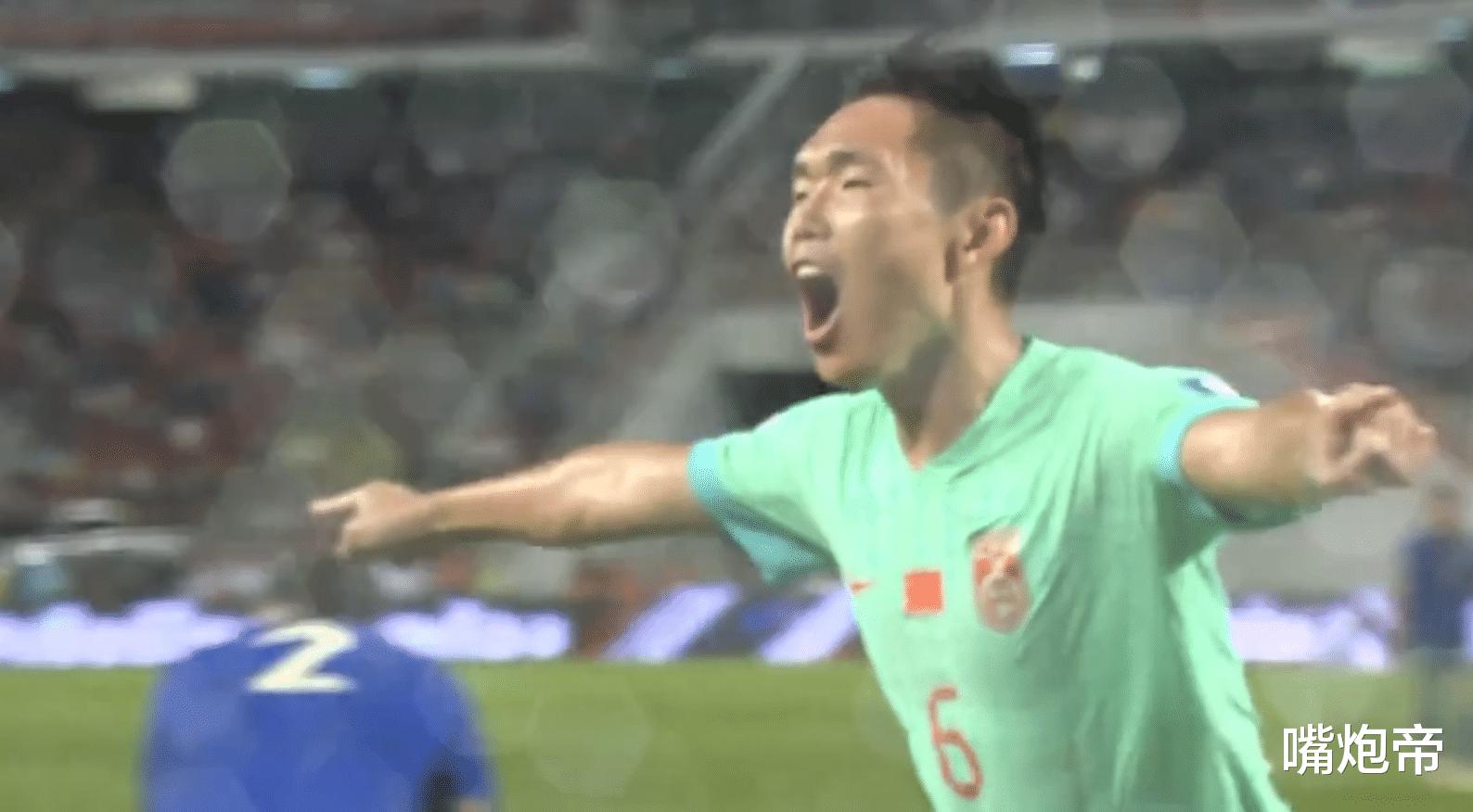 素质奇差！泰国球迷输急眼，扔水瓶砸中国球迷挑衅，美女足协主席哭了(1)