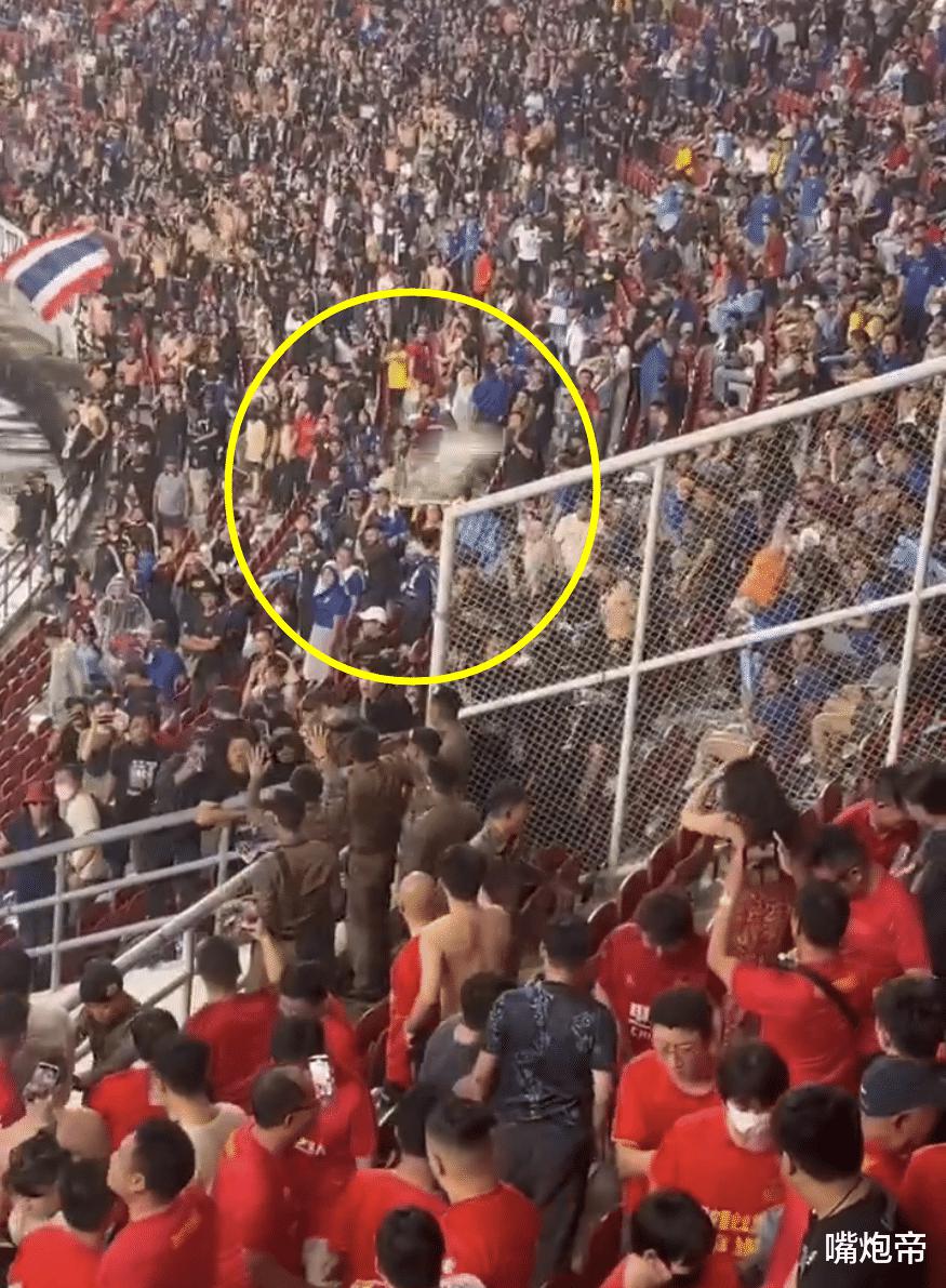 素质奇差！泰国球迷输急眼，扔水瓶砸中国球迷挑衅，美女足协主席哭了(3)