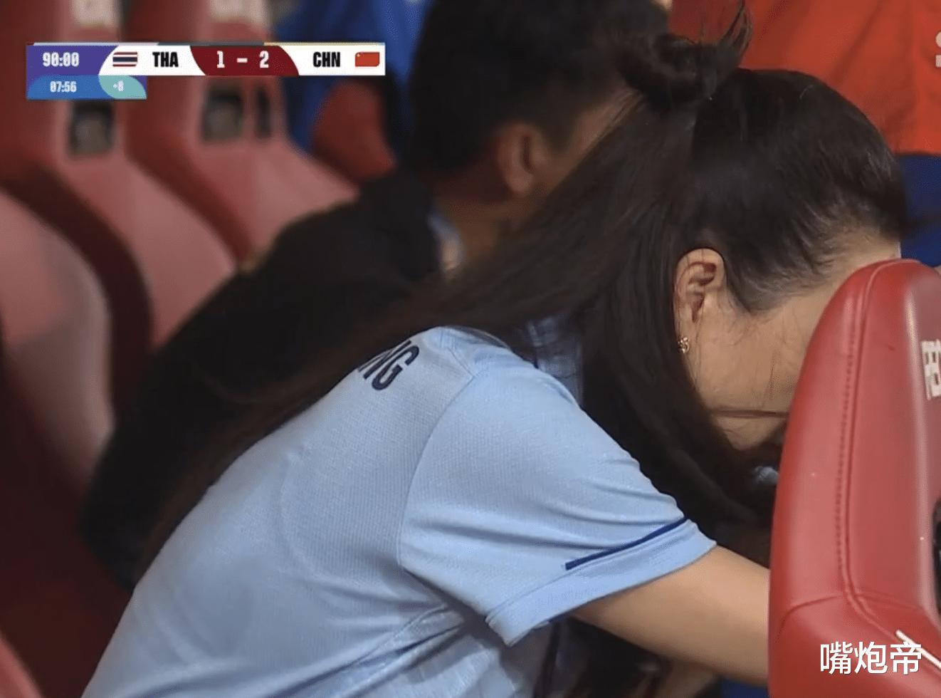 素质奇差！泰国球迷输急眼，扔水瓶砸中国球迷挑衅，美女足协主席哭了(4)